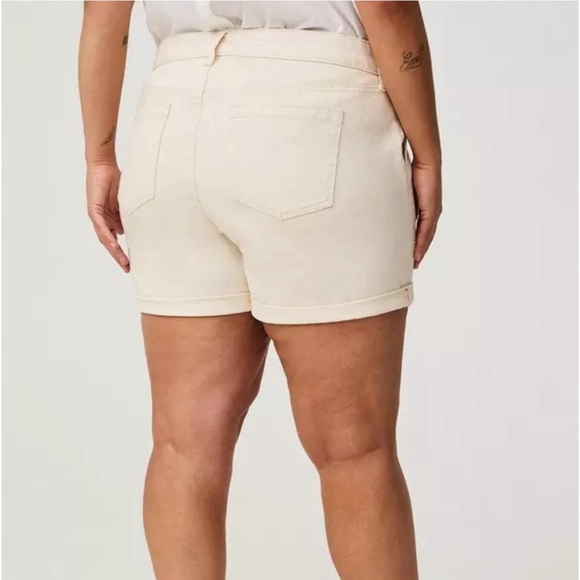 Torrid 5” Perfect Mid-Rise Jean Shorts in Natural - Picture 2 of 11